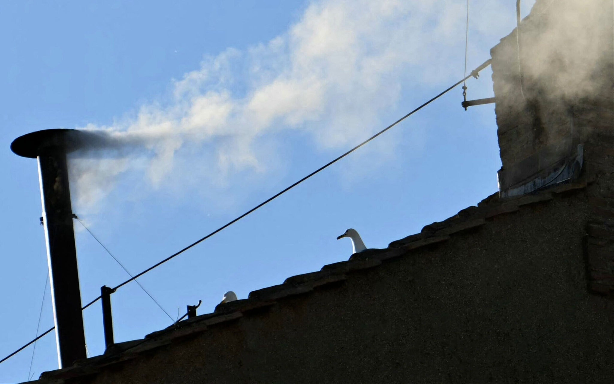 Fumaça branca no Vaticano indica escolha de um novo papa (Foto: Alberto PIZZOLI / AFP)