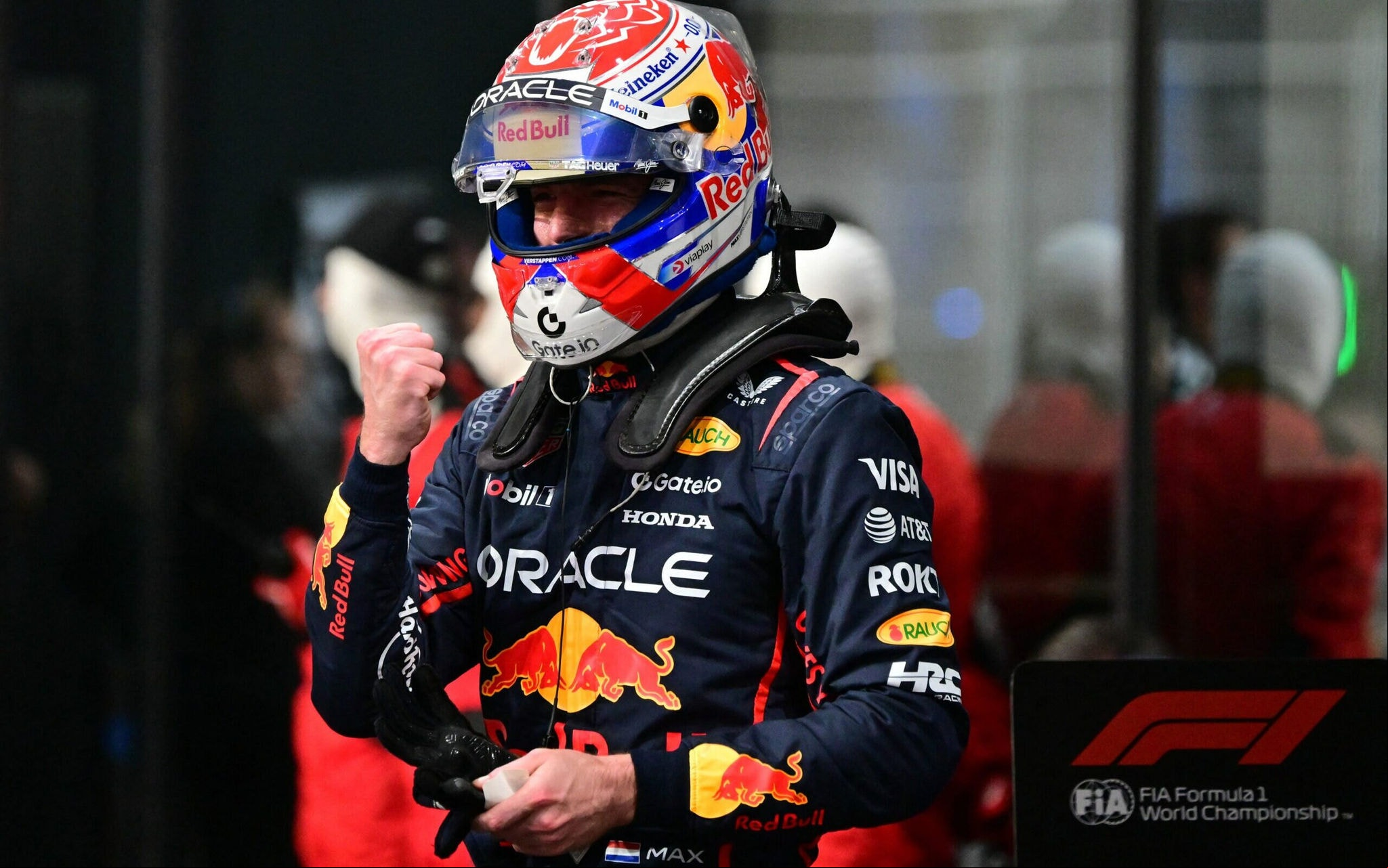 Max Verstappen comemorando P1 na F1 2025 (Foto: Giuseppe CACACE / AFP)
