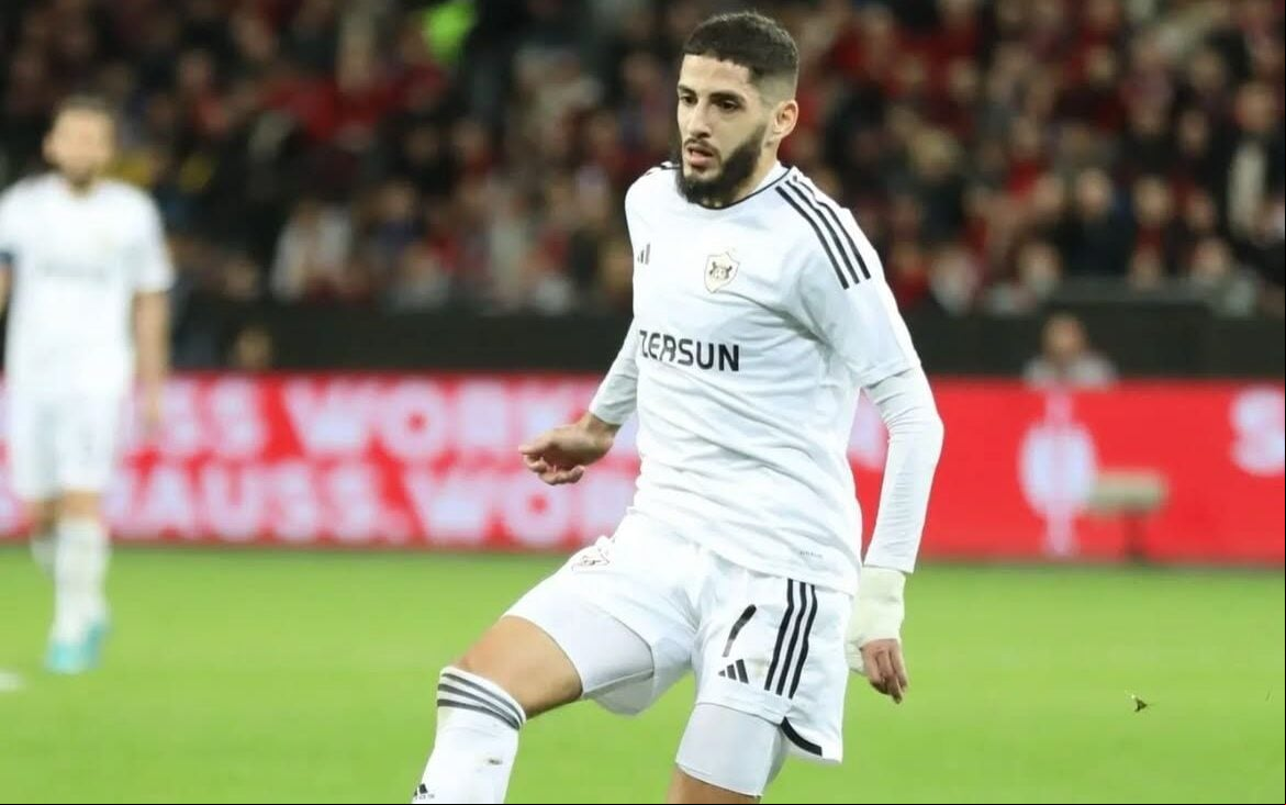 Yassine Benzia em campo pelo Qarabag (Foto: Reprodução/Instagram/@benzia9)