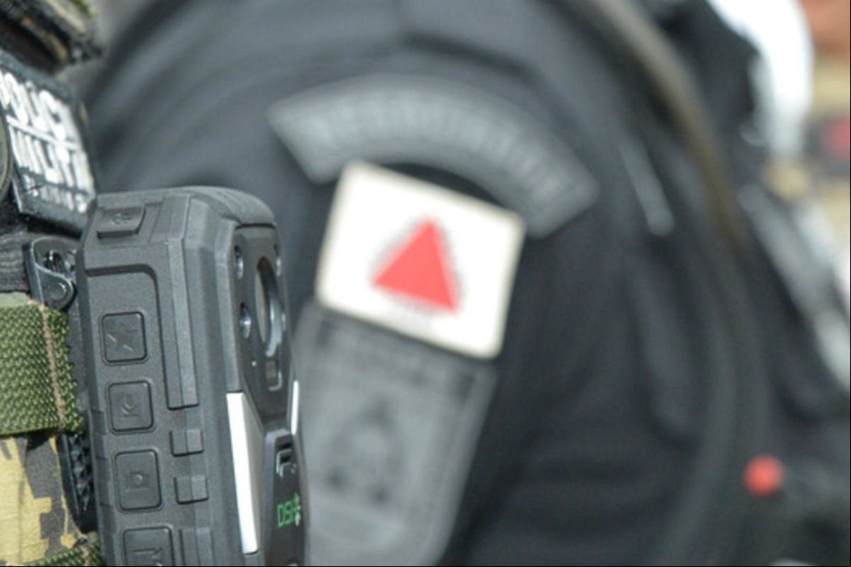 A Polícia Militar de Minas Gerais (PMMG) utiliza Câmeras Operacionais Portáteis (COP) nas fardas dos agentes