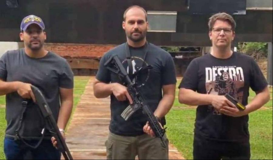 Mario Frias (dir.) fez aula de tiro no Bope com Eduardo Bolsonaro (centro), que disse que 'arma também é cultura'; à esquerda, André Porciuncula