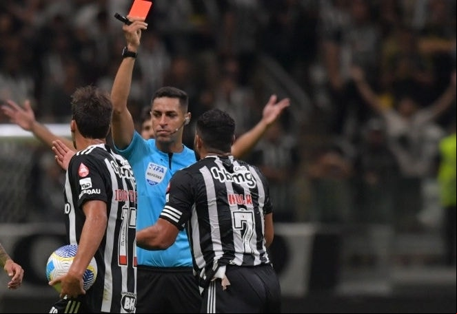 Hulk expulso na partida entre Atlético e Palmeiras Hulk expulso na partida entre Atlético e Palmeiras