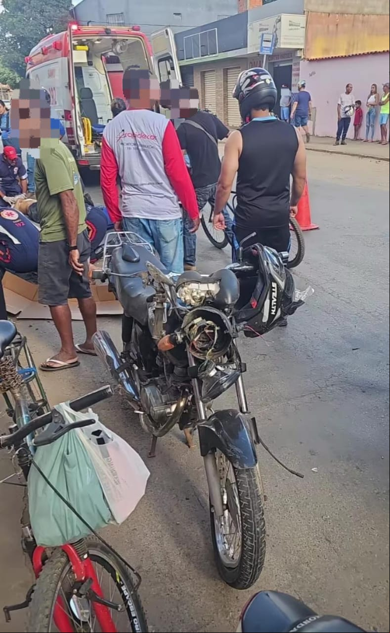Mulher fica ferida ao ser atropelada por moto em avenida de Montes Claros; condutor também se feriu