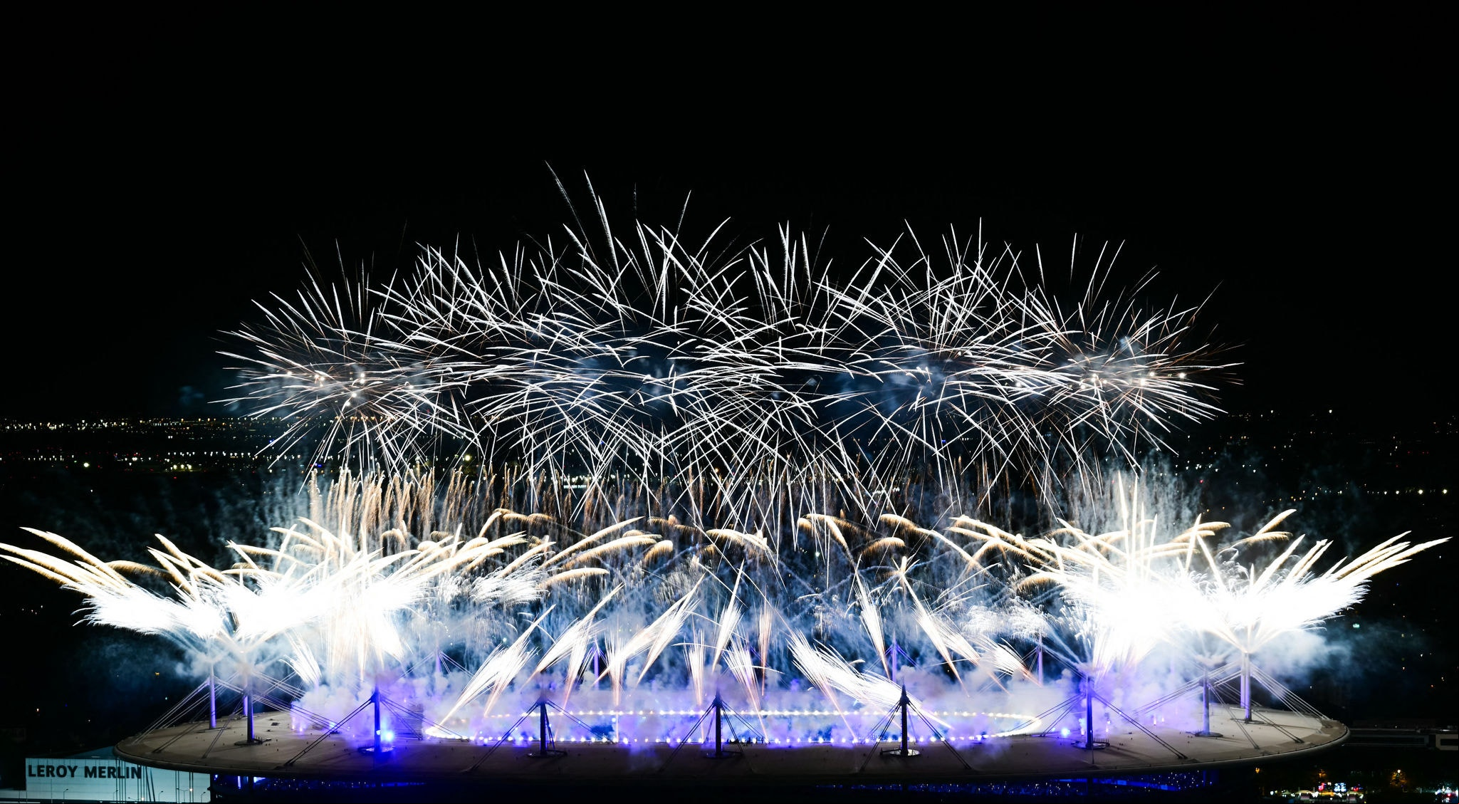 Fogos de artifício iluminam o céu durante a cerimônia de encerramento dos Jogos Olímpicos Paris 2024, no Stade de , em Saint-Denis