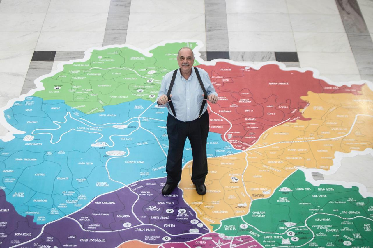 Prefeito Fuad Noman, na sede da Prefeitura de BH, com o mapa da cidade