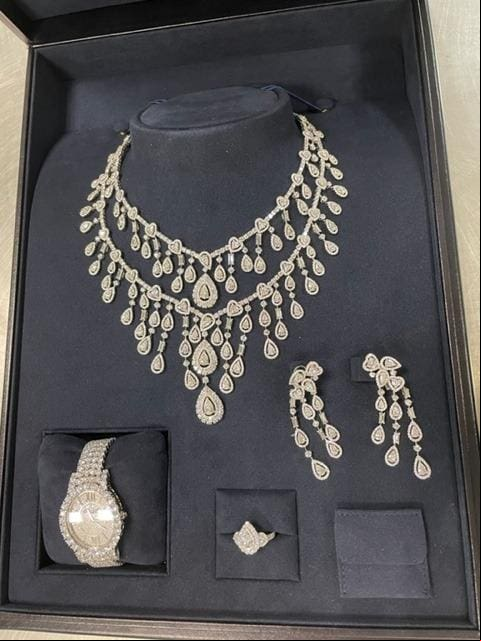 Colar de diamantes trazido seria dado a Michelle Bolsonaro Colar de diamantes trazido seria dado a Michelle Bolsonaro