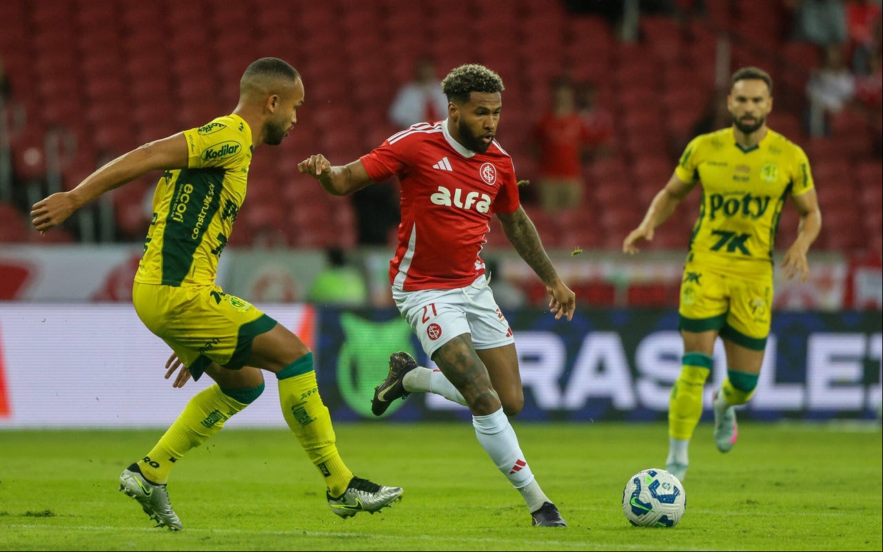Wesley tenta driblar defesa do Mirassol (Foto: Ricardo Duarte/SC Internacional)