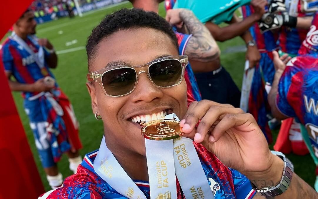 Matheus França, do Crystal Palace, na comemoração do título da FA Cup (Foto: Reprodução/Instagram)