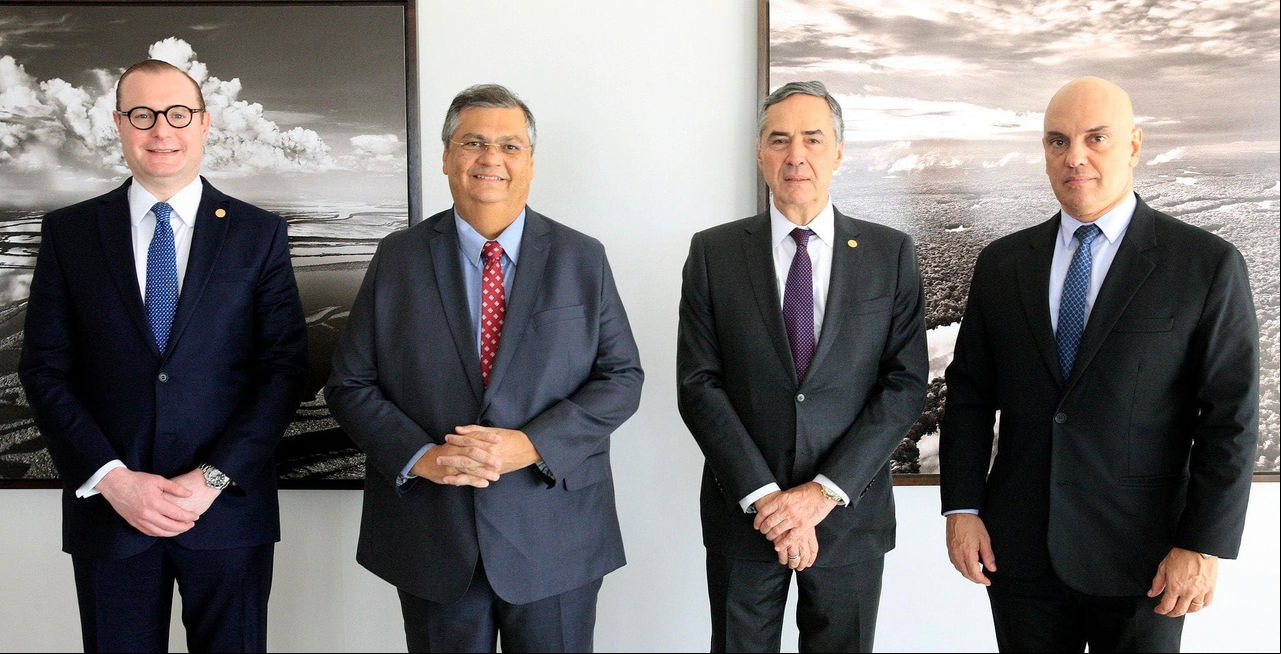 Ministros Luís Roberto Barroso, Cristiano Zanin e Alexandre de Moraes recebem Flávio Dino, que teve o nome aprovado para o Supremo Ministros Luís Roberto Barroso, Cristiano Zanin e Alexandre de Moraes recebem Flávio Dino, que teve o nome aprovado para o Supremo.