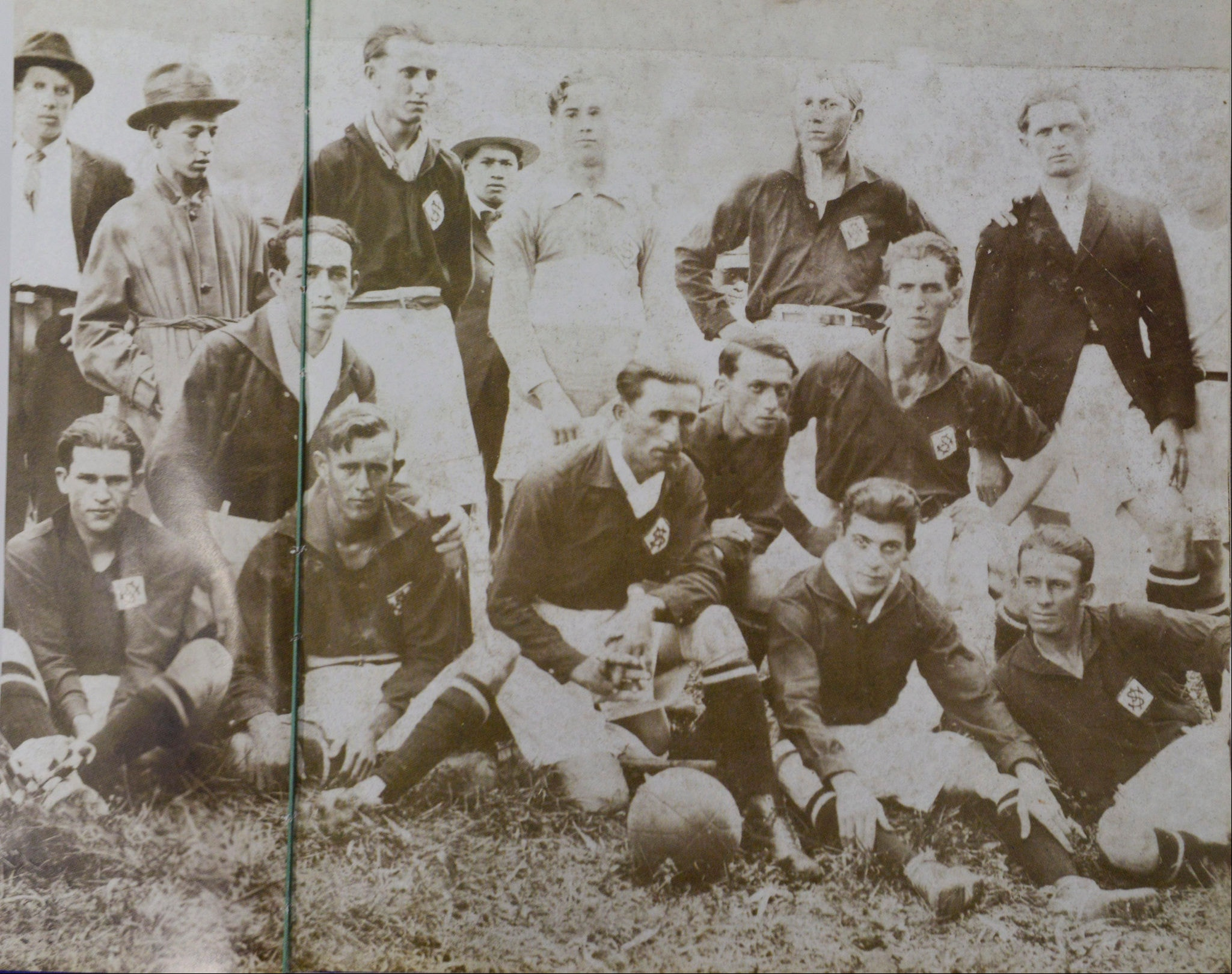 Uma das primeiras formações da equipe do Palestra Itália, em uma partida de 1922 Uma das primeiras formações da equipe do Palestra Itália, em uma partida de 1922