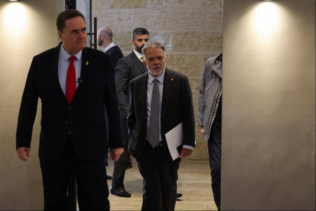O embaixador do Brasil em Israel, Frederico Meyer (direita), visitou o museu Memorial do Holocausto, em Jerusalém, com o ministro das Relações Exteriores de Israel, Israel Katz (esquerda), na presença de repórteres