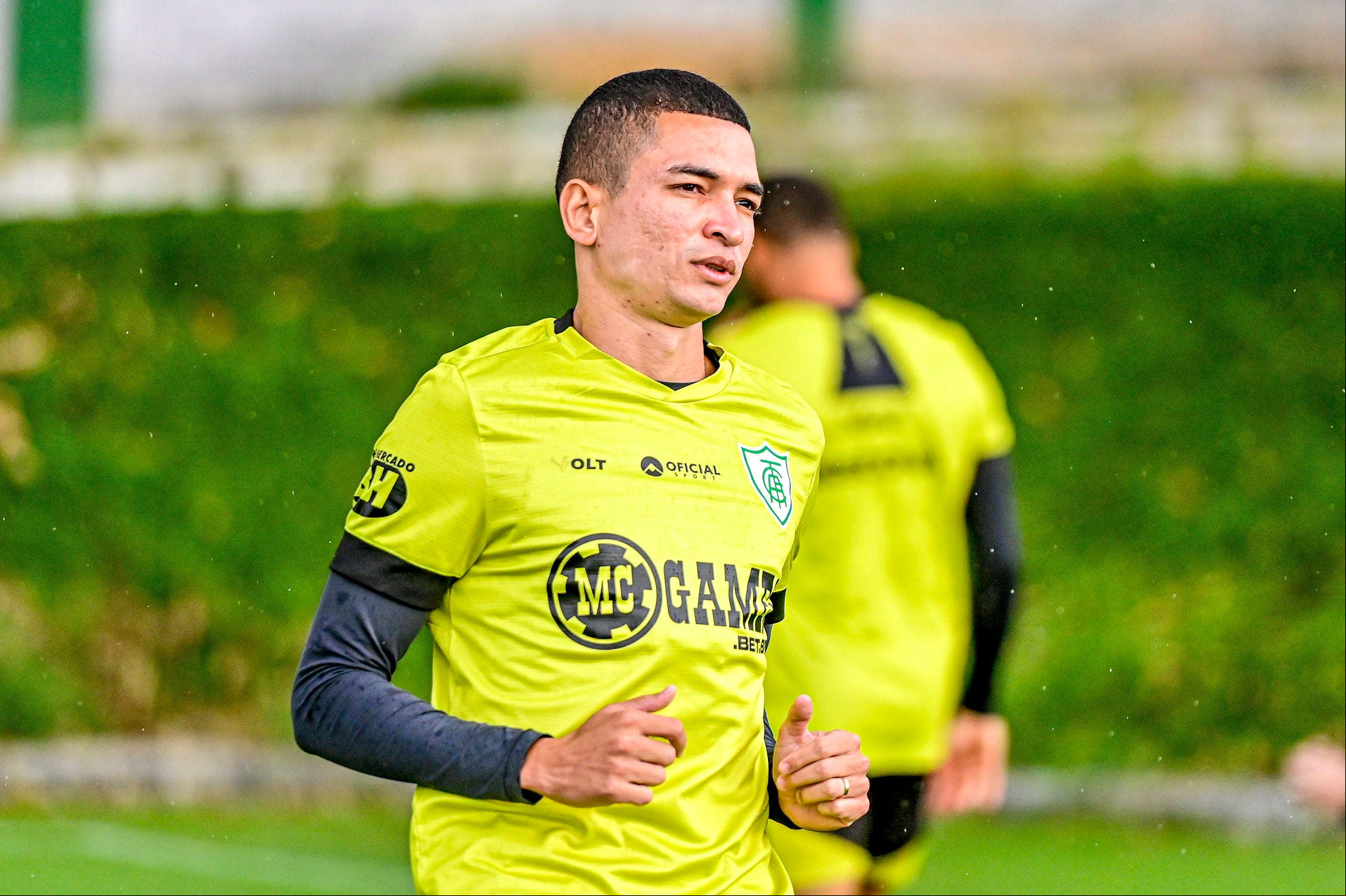 Marlon é o titular da lateral esquerda do América, mas garante que tem treinado forte para manter a caga entre os 11 iniciais