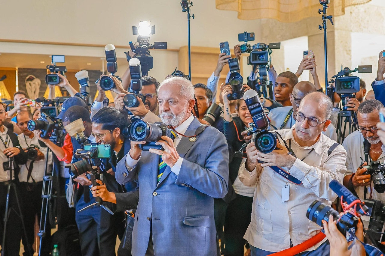 O presidente Lula à frente de fotógrafos em evento no Palácio do Planalto