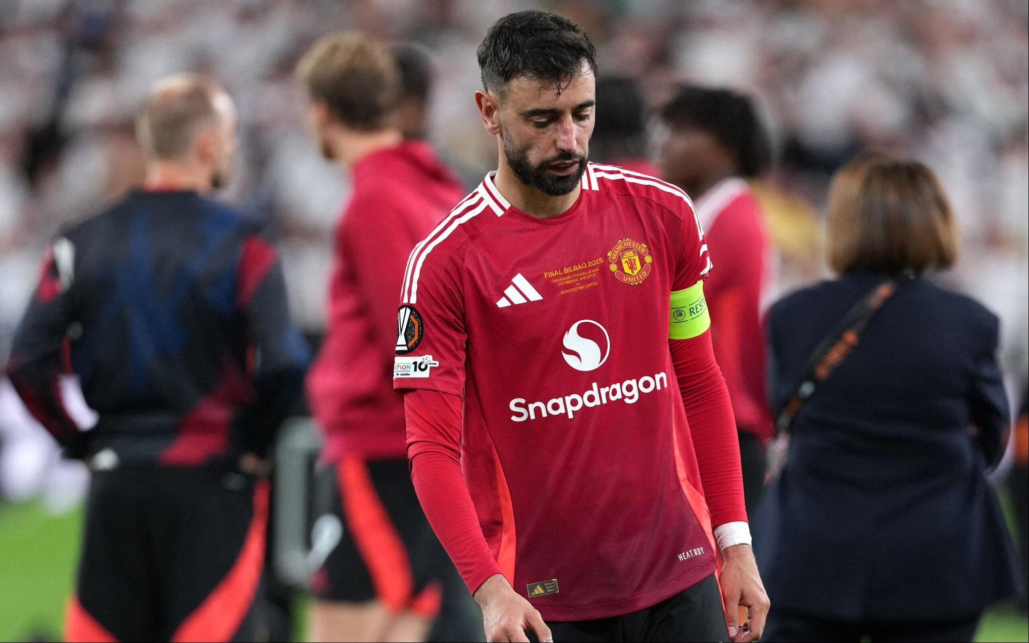Bruno Fernandes lamenta derrota do United na Europa League (Foto: Cesar Manso/AFP)