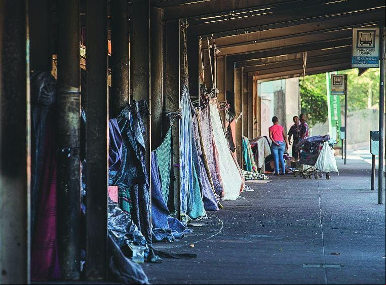 A violência não é um fenômeno isolado; ela está entrelaçada a uma série de questões estruturais, como a marginalização social