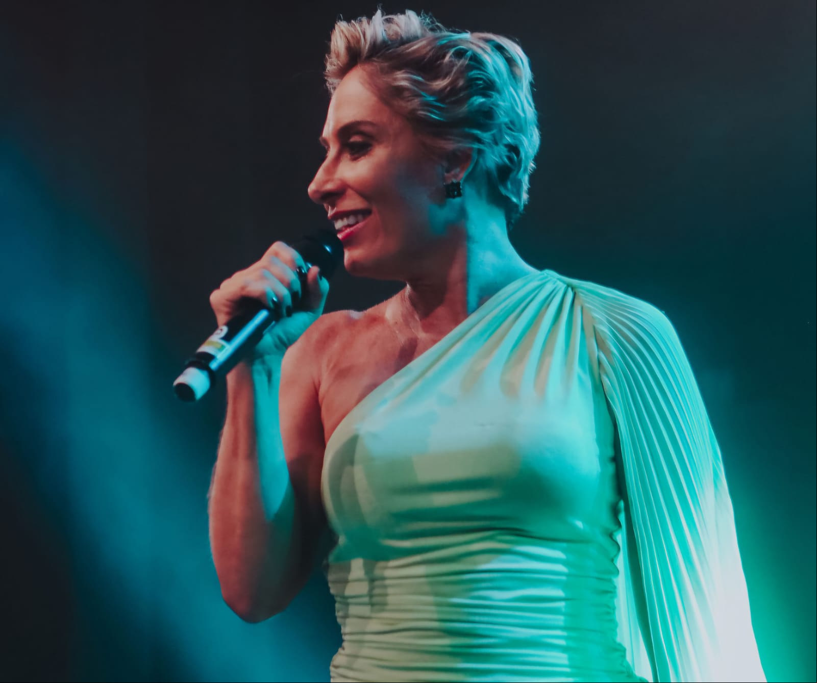 A artista mineira Renata Araújo é palestrante, cantora, bailarina, escritora, psicanalista