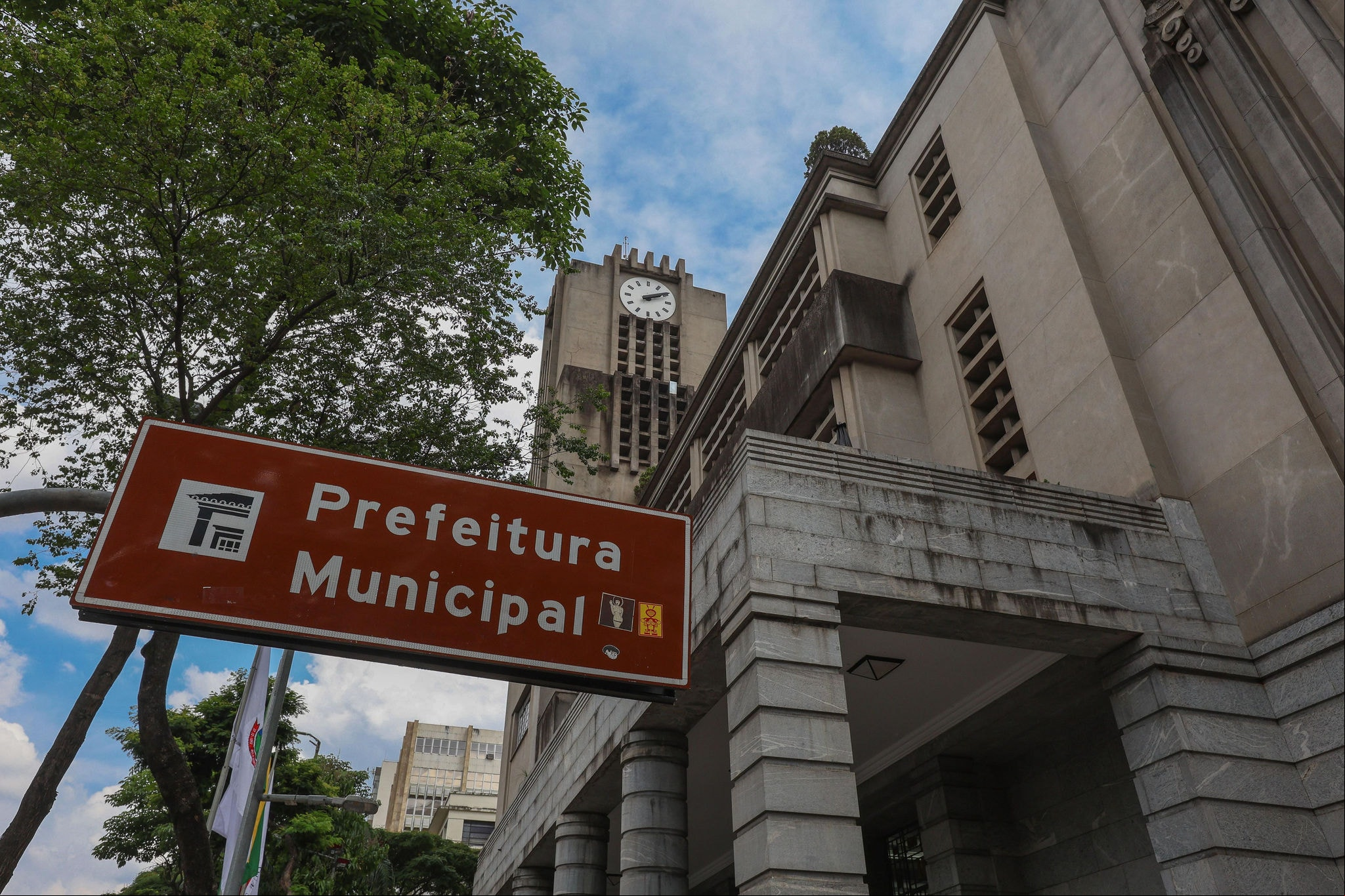 O prefeito indica os secretários municipais e gere o orçamento da cidade