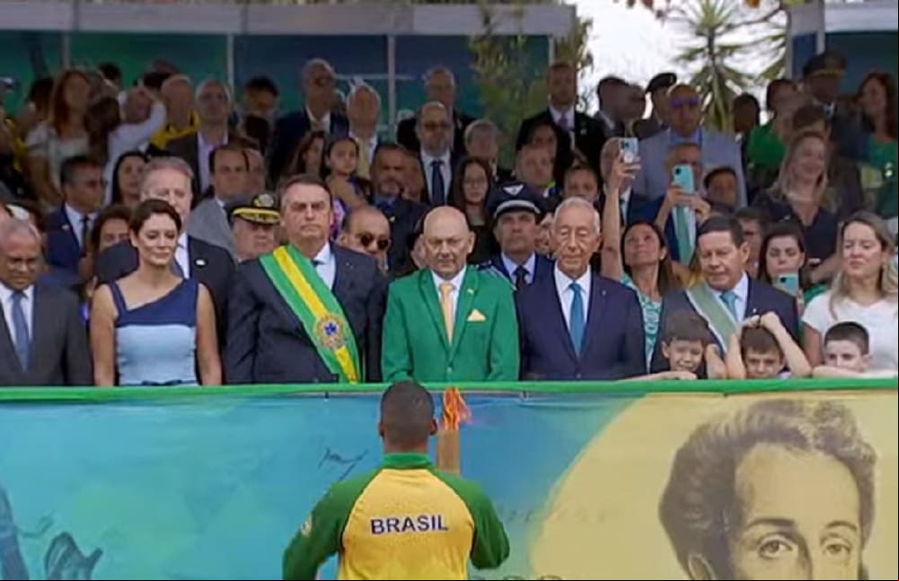 Palanque de autoridades do desfile militar do 7 de Setembro em Brasília (DF); presidente Jair Bolsonaro (PL) fica ao lado do empresário Luciano Hang, um dos alvos de operação da Polícia Federal Palanque de autoridades do desfile militar do 7 de Setembro em Brasília (DF); presidente Jair Bolsonaro (PL) fica ao lado do empresário Luciano Hang, um dos alvos de operação da Polícia Federal