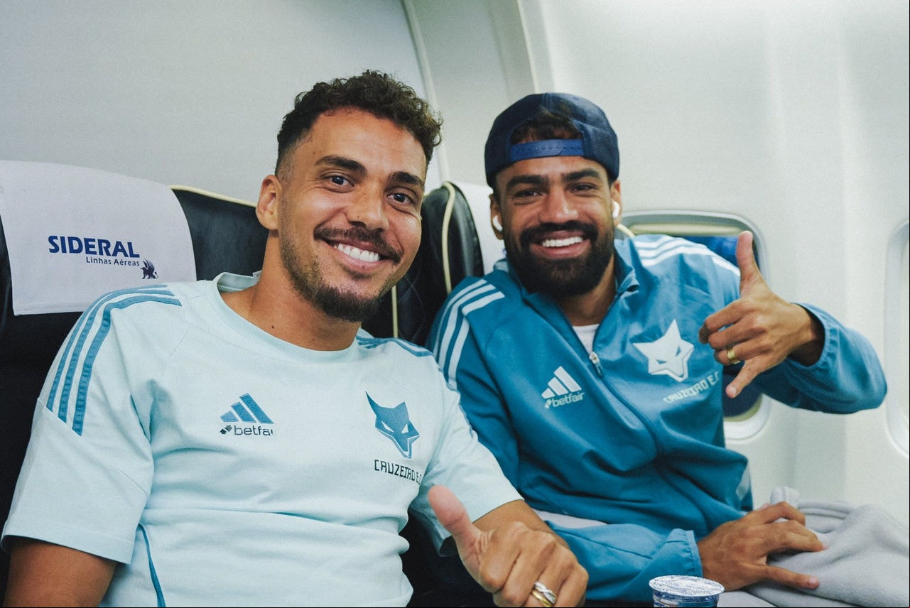 Meia Eduardo e zagueiro Fabricio Bruno durante viagem do Cruzeiro para encarar Vila Nova