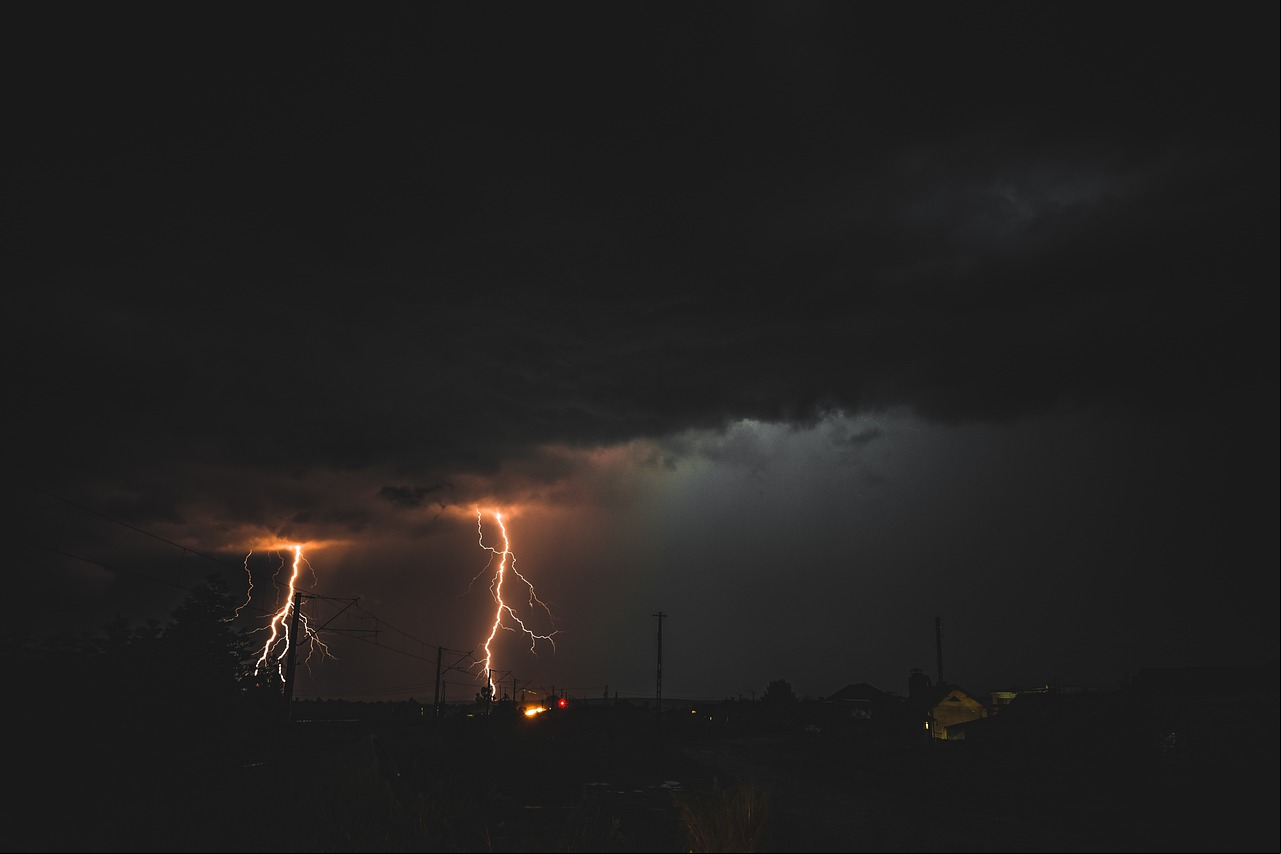 INMET emite alerta laranja de tempestade com ventos de até 100 km/h em Uruguaiana e região até quarta-feira (28)
