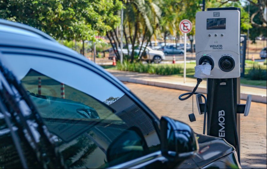 Carro elétrico sendo carregado em ponto recarga em Brasília
