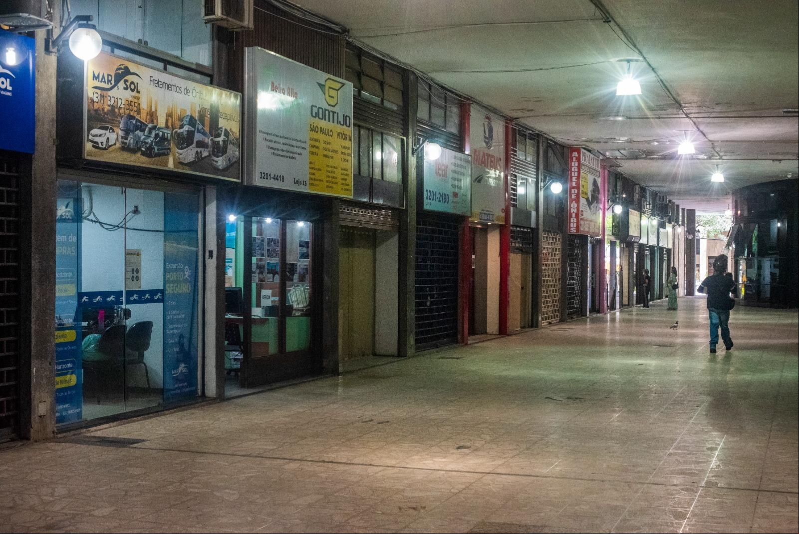 Corredores do Conjunto JK tem várias lojas fechadas. (Daniel de Cerqueira/O TEMPO)