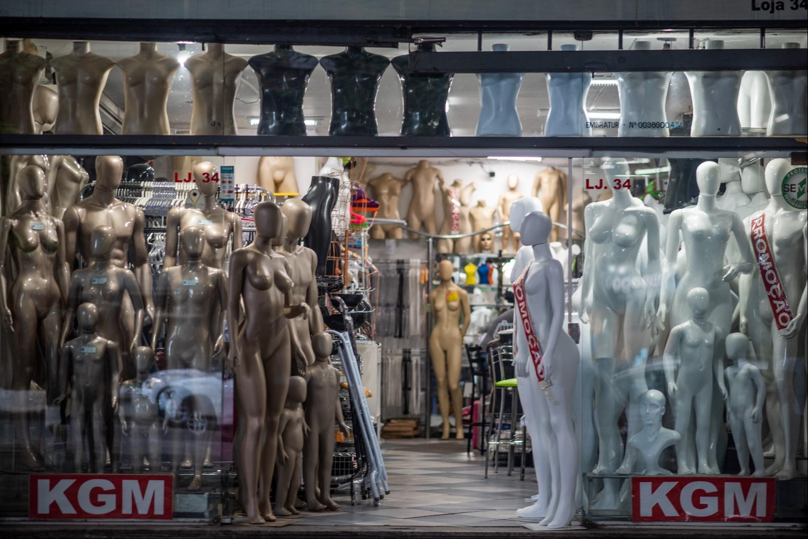 Lojas de manequins adaptaram-se a cores, tamanhos e formatos diferentes ao longo dos anos no JK (Daniel de Cerqueira/O TEMPO)