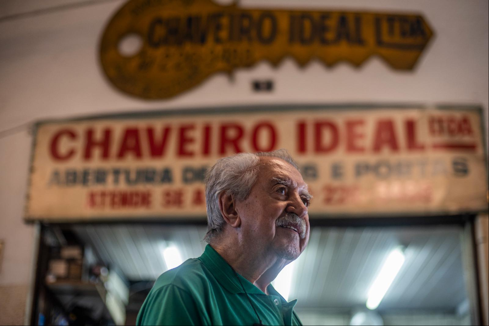 Carlos Alberto comanda o Chaveiro Ideal ao lado do filho, Luigi (Daniel de Cerqueira/O TEMPO)